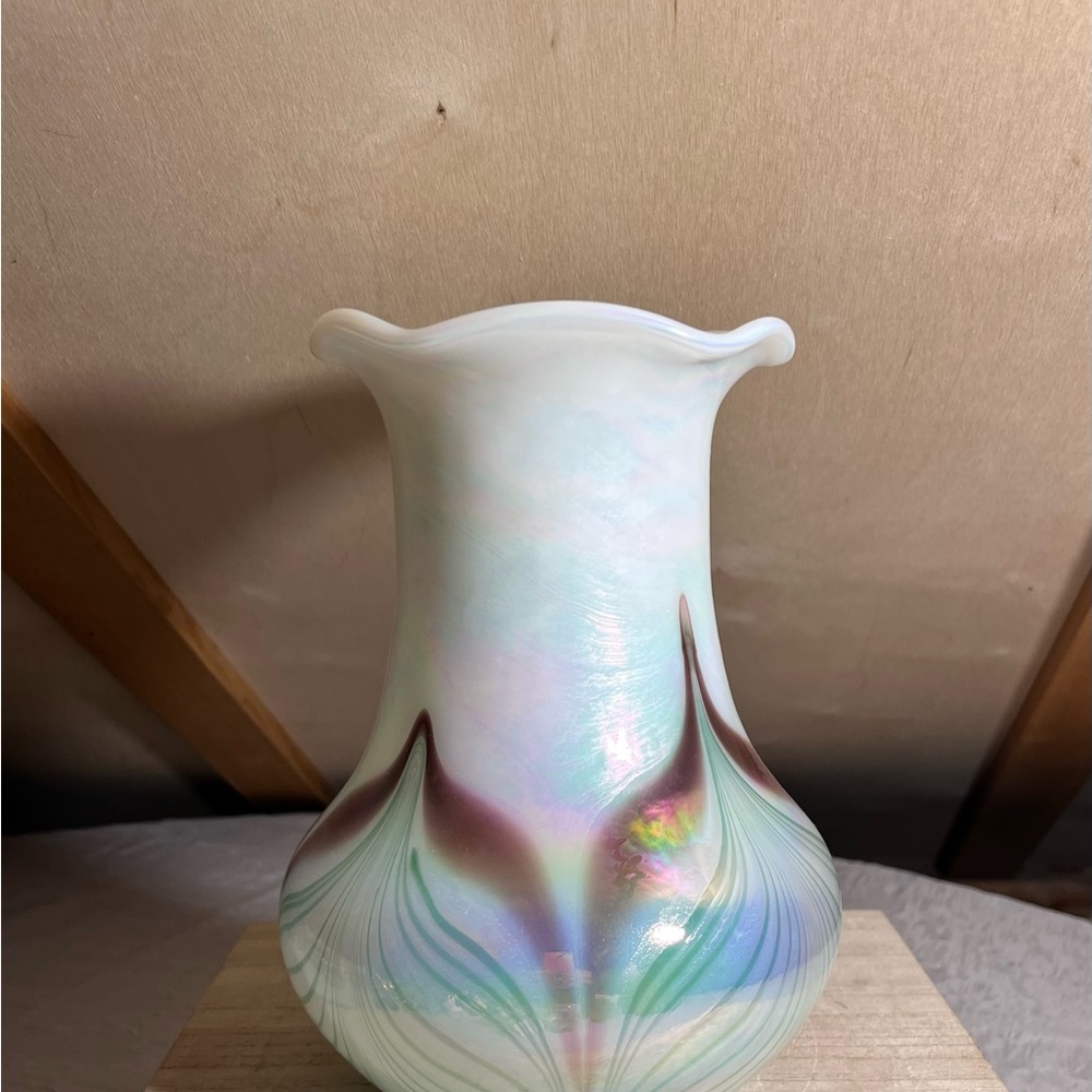 Sold! Fenton Dave Fetty Opal Glass Vase with Green and Mauve Pulled Feathers - Picture 2 of 10